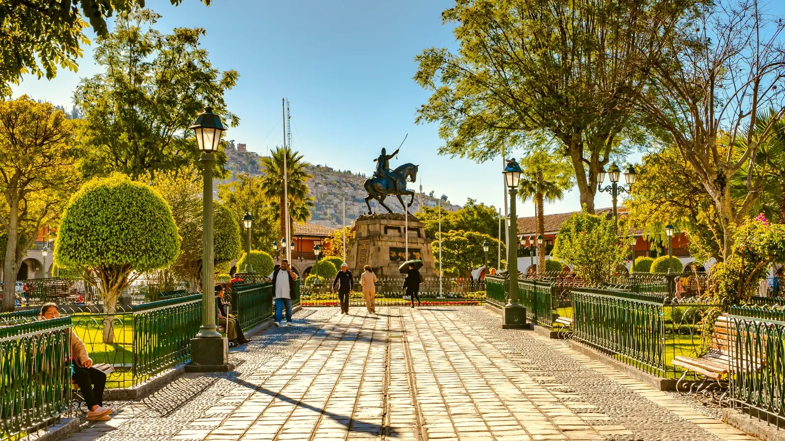 Plaza Mayor de Huamanga con el monumento al Mariscal Sucre, un día soleado en Ayacucho