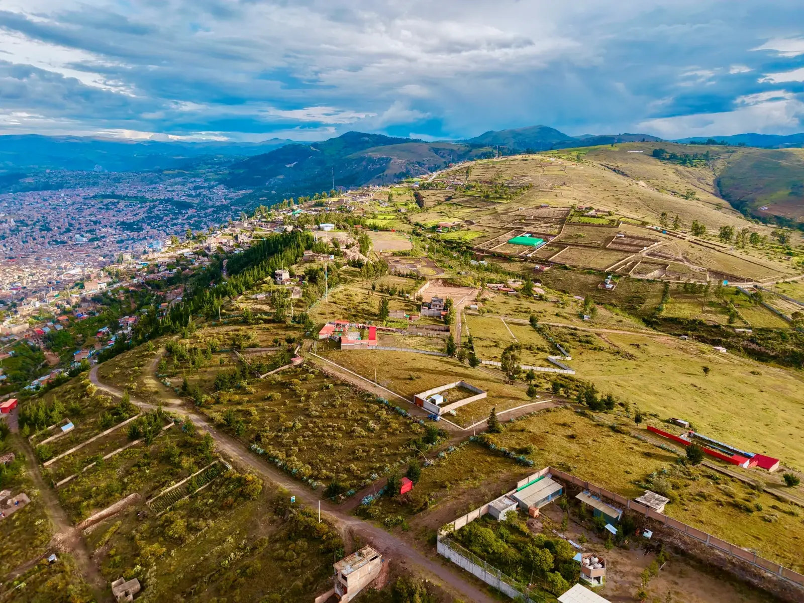 Vista aérea real de la zona de Villa Horizonte con la ciudad de Huamanga al fondo